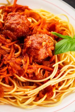 Spagetti köfteleri domates sosu İtalyan tarifi lezzetli gurme yemek arkaplanı masa kırsal yiyeceklerin üst görüntüsü fotokopi alanı