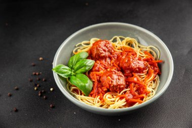 Spagetti köfteleri domates sosu İtalyan tarifi lezzetli gurme yemek arkaplanı masa kırsal yiyeceklerin üst görüntüsü fotokopi alanı
