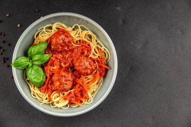 Spagetti köfteleri domates sosu İtalyan tarifi lezzetli gurme yemek arkaplanı masa kırsal yiyeceklerin üst görüntüsü fotokopi alanı
