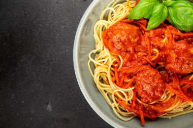 Spagetti köfteleri domates sosu İtalyan tarifi lezzetli gurme yemek arkaplanı masa kırsal yiyeceklerin üst görüntüsü fotokopi alanı