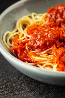 Spagetti köfteleri domates sosu İtalyan tarifi lezzetli gurme yemek arkaplanı masa kırsal yiyeceklerin üst görüntüsü fotokopi alanı