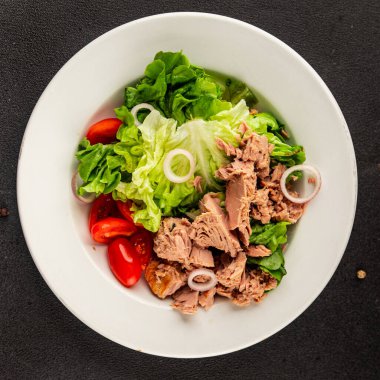 Ton balığı salatası yeşil marul, konserve ton balığı, domates taze lezzetli gurme yemek arkaplanı masanın üstünde rustik yemekler fotokopi alanı keto ve paleo diyet vejetaryen diyeti.