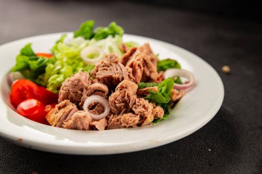 Ton balığı salatası yeşil marul, konserve ton balığı, domates taze lezzetli gurme yemek arkaplanı masanın üstünde rustik yemekler fotokopi alanı keto ve paleo diyet vejetaryen diyeti.