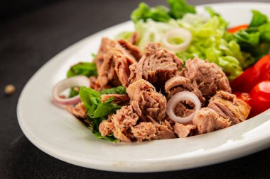 Ton balığı salatası yeşil marul, konserve ton balığı, domates taze lezzetli gurme yemek arkaplanı masanın üstünde rustik yemekler fotokopi alanı keto ve paleo diyet vejetaryen diyeti.