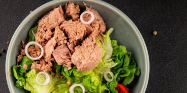 Ton balığı salatası yeşil marul, konserve ton balığı, domates taze lezzetli gurme yemek arkaplanı masanın üstünde rustik yemekler fotokopi alanı keto ve paleo diyet vejetaryen diyeti.
