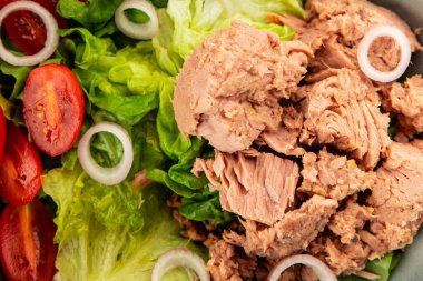 Ton balığı salatası yeşil marul, konserve ton balığı, domates taze lezzetli gurme yemek arkaplanı masanın üstünde rustik yemekler fotokopi alanı keto ve paleo diyet vejetaryen diyeti.