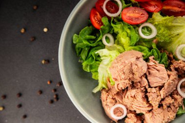 Ton balığı salatası yeşil marul, konserve ton balığı, domates taze lezzetli gurme yemek arkaplanı masanın üstünde rustik yemekler fotokopi alanı keto ve paleo diyet vejetaryen diyeti.