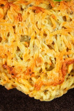 Patatesli gözleme kurutulmuş patatesli pirzola sebze tabağı taze lezzetli gurme yemek arkaplanı masanın üstünde rustik yemekler fotokopi alanı vejetaryen ve vejetaryen yemekleri.