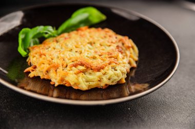 Patatesli gözleme kurutulmuş patatesli pirzola sebze tabağı taze lezzetli gurme yemek arkaplanı masanın üstünde rustik yemekler fotokopi alanı vejetaryen ve vejetaryen yemekleri.