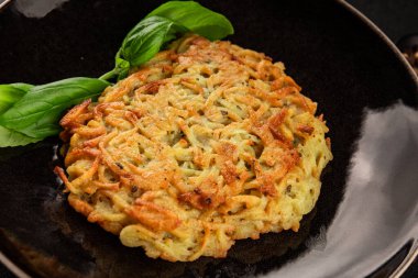 Patatesli gözleme kurutulmuş patatesli pirzola sebze tabağı taze lezzetli gurme yemek arkaplanı masanın üstünde rustik yemekler fotokopi alanı vejetaryen ve vejetaryen yemekleri.