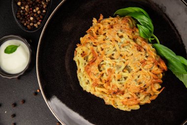 Patatesli gözleme kurutulmuş patatesli pirzola sebze tabağı taze lezzetli gurme yemek arkaplanı masanın üstünde rustik yemekler fotokopi alanı vejetaryen ve vejetaryen yemekleri.