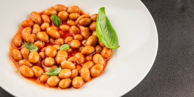 Fasulye güveci domates sosu yaban mersini fasulyesi fasulye fasulyesi Borlotti taze lezzetli gurme yemek arkaplanı masaya rustik gıda üst görünüm fotokopi alanı keto ve paleo diyet vegan ve vegan gıda