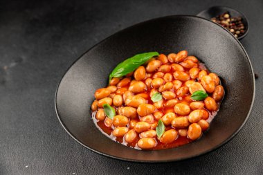 Fasulye güveci domates sosu yaban mersini fasulyesi fasulye fasulyesi Borlotti taze lezzetli gurme yemek arkaplanı masaya rustik gıda üst görünüm fotokopi alanı keto ve paleo diyet vegan ve vegan gıda