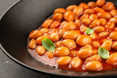 Fasulye güveci domates sosu yaban mersini fasulyesi fasulye fasulyesi Borlotti taze lezzetli gurme yemek arkaplanı masaya rustik gıda üst görünüm fotokopi alanı keto ve paleo diyet vegan ve vegan gıda