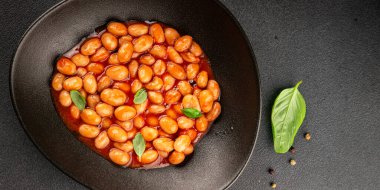 Fasulye güveci domates sosu yaban mersini fasulyesi fasulye fasulyesi Borlotti taze lezzetli gurme yemek arkaplanı masaya rustik gıda üst görünüm fotokopi alanı keto ve paleo diyet vegan ve vegan gıda