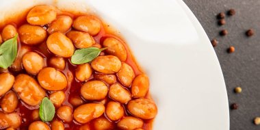 Fasulye güveci domates sosu yaban mersini fasulyesi fasulye fasulyesi Borlotti taze lezzetli gurme yemek arkaplanı masaya rustik gıda üst görünüm fotokopi alanı keto ve paleo diyet vegan ve vegan gıda