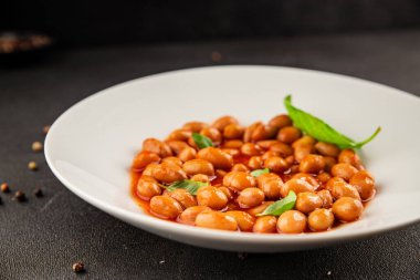 Fasulye güveci domates sosu yaban mersini fasulyesi fasulye fasulyesi Borlotti taze lezzetli gurme yemek arkaplanı masaya rustik gıda üst görünüm fotokopi alanı keto ve paleo diyet vegan ve vegan gıda