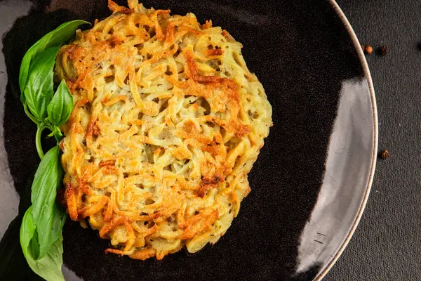 Patatesli gözleme kurutulmuş patatesli pirzola sebze tabağı taze lezzetli gurme yemek arkaplanı masanın üstünde rustik yemekler fotokopi alanı vejetaryen ve vejetaryen yemekleri.