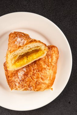 Üçgen kek badem pufu tatlı tatlı tatlı badem kreması taze lezzetli gurme yemek arkaplanı masa rustik gıda üst görünümü fotokopi alanı