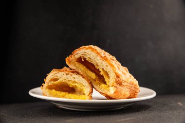 Üçgen kek badem pufu tatlı tatlı tatlı badem kreması taze lezzetli gurme yemek arkaplanı masa rustik gıda üst görünümü fotokopi alanı