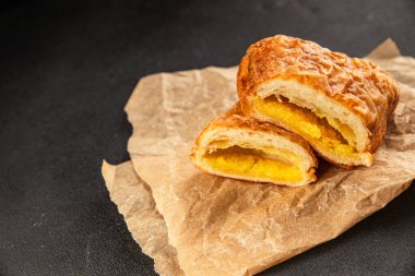 Üçgen kek badem pufu tatlı tatlı tatlı badem kreması taze lezzetli gurme yemek arkaplanı masa rustik gıda üst görünümü fotokopi alanı