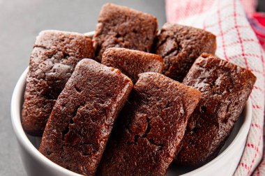 Biscuit Financier çikolatalı kurabiye tatlı tatlı lezzetli gurme yemek arkaplanı masa rustik gıda üst görünüm fotokopi alanı