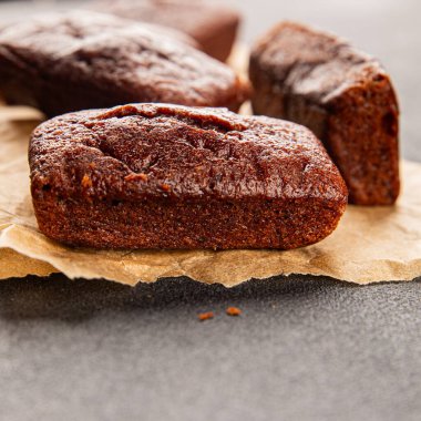 Biscuit Financier çikolatalı kurabiye tatlı tatlı lezzetli gurme yemek arkaplanı masa rustik gıda üst görünüm fotokopi alanı