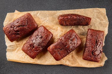 Biscuit Financier çikolatalı kurabiye tatlı tatlı lezzetli gurme yemek arkaplanı masa rustik gıda üst görünüm fotokopi alanı