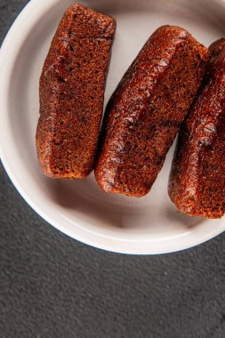 Biscuit Financier çikolatalı kurabiye tatlı tatlı lezzetli gurme yemek arkaplanı masa rustik gıda üst görünüm fotokopi alanı