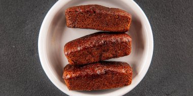 Biscuit Financier çikolatalı kurabiye tatlı tatlı lezzetli gurme yemek arkaplanı masa rustik gıda üst görünüm fotokopi alanı