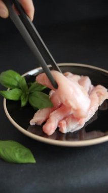 Tavşan çiğ et fileto taze lezzetli gurme yemek arka planı masa rustik gıda üst görünüm fotokopi alanı keto ve paleo diyet