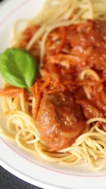 Spagetti köfteleri domates sosu İtalyan tarifi lezzetli gurme yemek arkaplanı masa kırsal yiyeceklerin üst görüntüsü fotokopi alanı