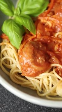 Spagetti köfteleri domates sosu İtalyan tarifi lezzetli gurme yemek arkaplanı masa kırsal yiyeceklerin üst görüntüsü fotokopi alanı