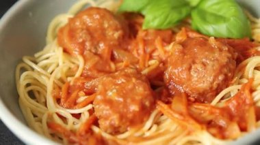 Spagetti köfteleri domates sosu İtalyan tarifi lezzetli gurme yemek arkaplanı masa kırsal yiyeceklerin üst görüntüsü fotokopi alanı