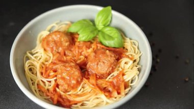 Spagetti köfteleri domates sosu İtalyan tarifi lezzetli gurme yemek arkaplanı masa kırsal yiyeceklerin üst görüntüsü fotokopi alanı