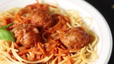 Spagetti köfteleri domates sosu İtalyan tarifi lezzetli gurme yemek arkaplanı masa kırsal yiyeceklerin üst görüntüsü fotokopi alanı
