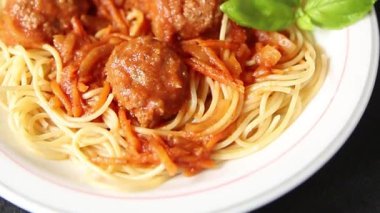 Spagetti köfteleri domates sosu İtalyan tarifi lezzetli gurme yemek arkaplanı masa kırsal yiyeceklerin üst görüntüsü fotokopi alanı