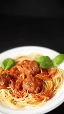 Spagetti köfteleri domates sosu İtalyan tarifi lezzetli gurme yemek arkaplanı masa kırsal yiyeceklerin üst görüntüsü fotokopi alanı