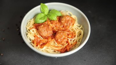 Spagetti köfteleri domates sosu İtalyan tarifi lezzetli gurme yemek arkaplanı masa kırsal yiyeceklerin üst görüntüsü fotokopi alanı