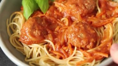 Spagetti köfteleri domates sosu İtalyan tarifi lezzetli gurme yemek arkaplanı masa kırsal yiyeceklerin üst görüntüsü fotokopi alanı