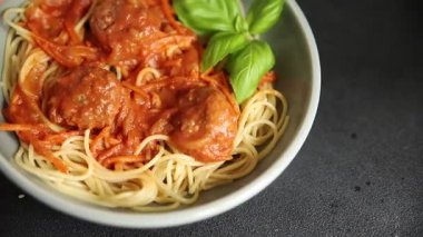 Spagetti köfteleri domates sosu İtalyan tarifi lezzetli gurme yemek arkaplanı masa kırsal yiyeceklerin üst görüntüsü fotokopi alanı