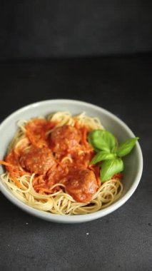 Spagetti köfteleri domates sosu İtalyan tarifi lezzetli gurme yemek arkaplanı masa kırsal yiyeceklerin üst görüntüsü fotokopi alanı