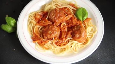 Spagetti köfteleri domates sosu İtalyan tarifi lezzetli gurme yemek arkaplanı masa kırsal yiyeceklerin üst görüntüsü fotokopi alanı