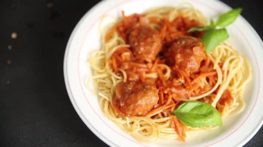Spagetti köfteleri domates sosu İtalyan tarifi lezzetli gurme yemek arkaplanı masa kırsal yiyeceklerin üst görüntüsü fotokopi alanı