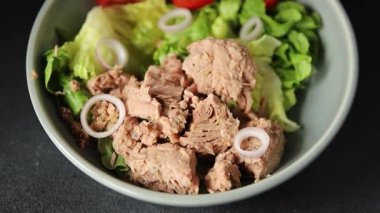 Ton balığı salatası yeşil marul, konserve ton balığı, domates taze lezzetli gurme yemek arkaplanı masanın üstünde rustik yemekler fotokopi alanı keto ve paleo diyet vejetaryen diyeti.