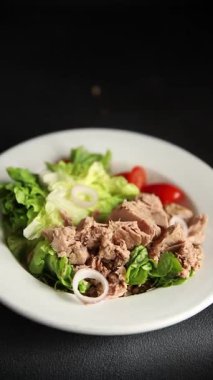 Ton balığı salatası yeşil marul, konserve ton balığı, domates taze lezzetli gurme yemek arkaplanı masanın üstünde rustik yemekler fotokopi alanı keto ve paleo diyet vejetaryen diyeti.