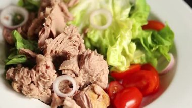 Ton balığı salatası yeşil marul, konserve ton balığı, domates taze lezzetli gurme yemek arkaplanı masanın üstünde rustik yemekler fotokopi alanı keto ve paleo diyet vejetaryen diyeti.