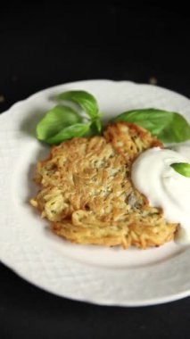 Patatesli gözleme kurutulmuş patatesli pirzola sebze tabağı taze lezzetli gurme yemek arkaplanı masanın üstünde rustik yemekler fotokopi alanı vejetaryen ve vejetaryen yemekleri.