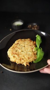 Patatesli gözleme kurutulmuş patatesli pirzola sebze tabağı taze lezzetli gurme yemek arkaplanı masanın üstünde rustik yemekler fotokopi alanı vejetaryen ve vejetaryen yemekleri.