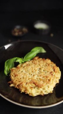 Patatesli gözleme kurutulmuş patatesli pirzola sebze tabağı taze lezzetli gurme yemek arkaplanı masanın üstünde rustik yemekler fotokopi alanı vejetaryen ve vejetaryen yemekleri.